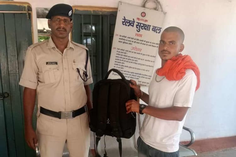 समस्तीपुर: आरपीएफ ने जीता यात्री का दिल, 'ऑपरेशन अमानत' के तहत वापस किया खोया सामान