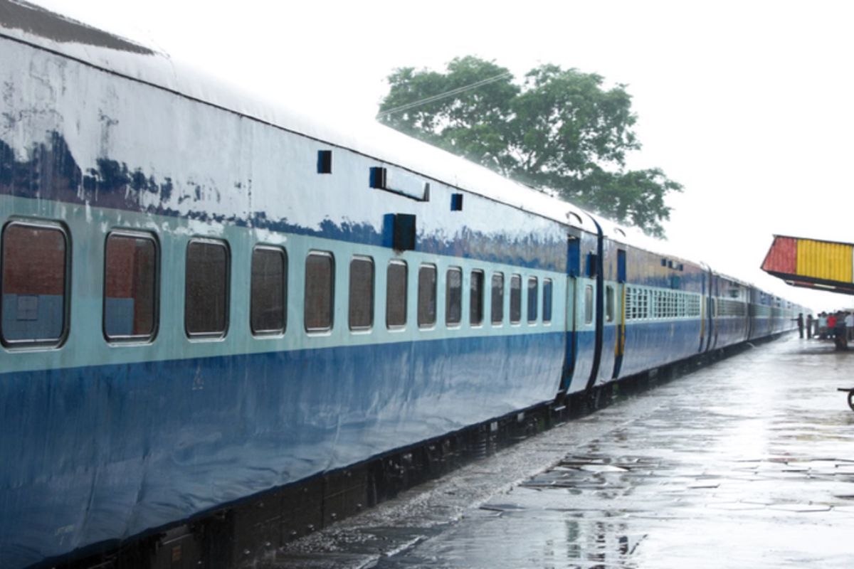 समस्तीपुर से मुंबई जाने में परेशानी, पवन और अवध एक्सप्रेस में लंबी वेटिंग