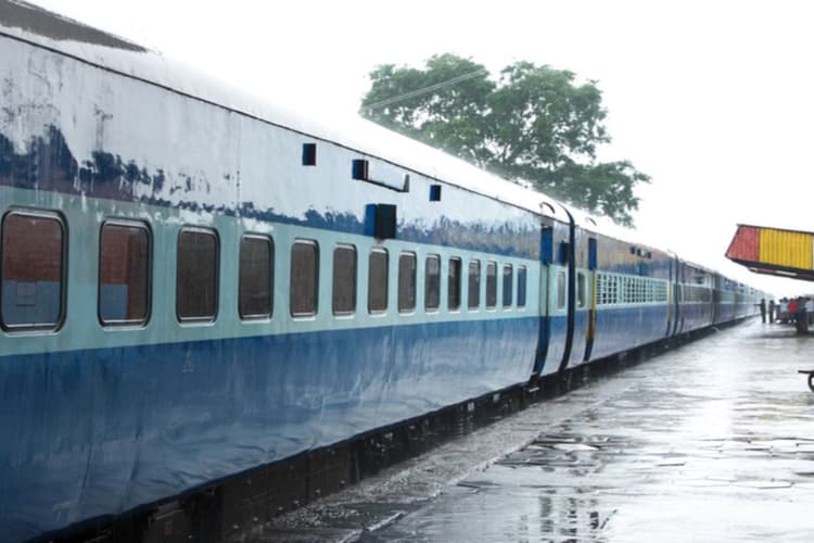 समस्तीपुर से मुंबई जाने में परेशानी, पवन और अवध एक्सप्रेस में लंबी वेटिंग