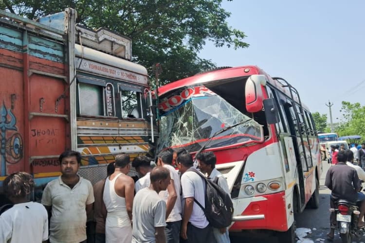 Saraikela: सवारी से भरी तूफान बस और ईंट लदे ट्रक में जोरदार टक्कर, कई यात्री घायल