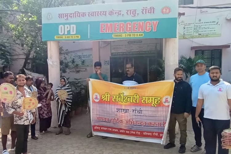 रांची: चिलचिलाती धूप में सर्वेश्वरी समूह ने बांटे 100 हाथ पंखे, बेजुबानों के लिए छतों पर रखवाए 1000 सकोरे