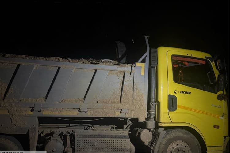 सरायकेला-खरसावां : खनन विभाग की कार्रवाई, अवैध बालू लदा हाइवा हुआ जब्त