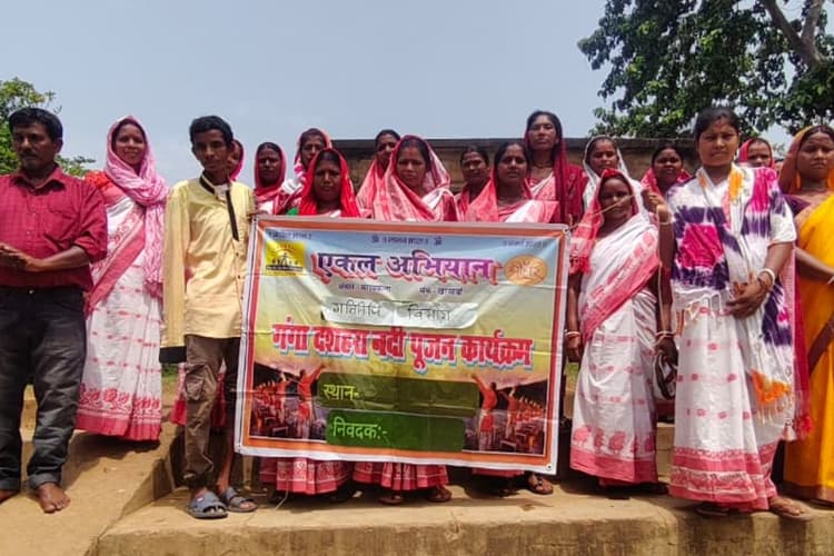 खरसावां में गंगा दशहरा पर सोना नदी घाट में हुआ नदी पूजन, स्वच्छता का लिया संकल्प