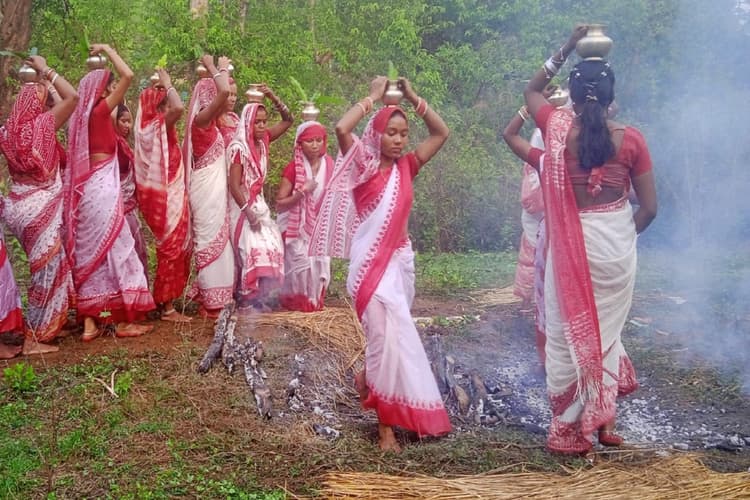 चिलचिलाती धूप में दहकते अंगारों पर चले शिवभक्त, वैशाख संक्रांति पर दिखाई हठभक्ति