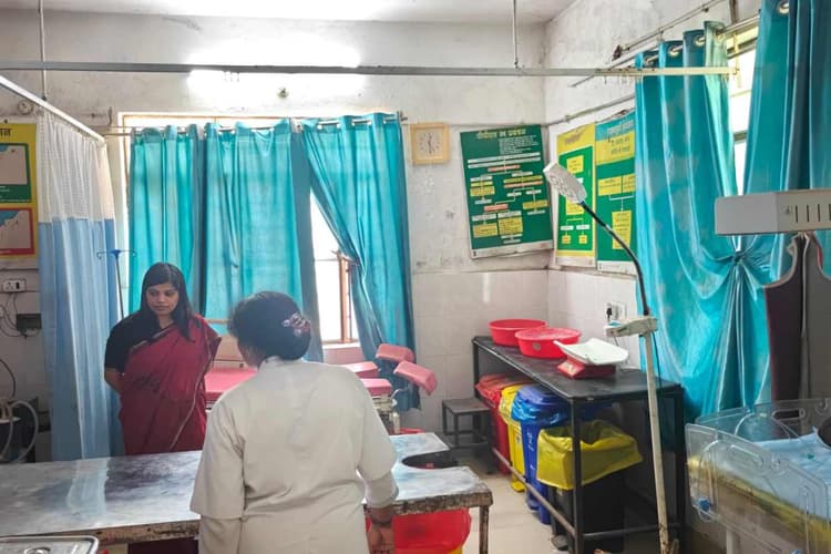 शिवहर: डीएम का पिपराही पीएचसी में औचक निरीक्षण, स्वास्थ्य सेवाओं को दुरुस्त करने के कड़े निर्देश