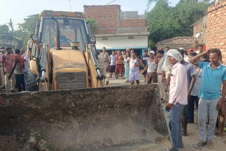 शिवहर: मोहनपुर में चला प्रशासन का बुलडोजर, 26 लोगों के अवैध कब्जे से मुक्त हुई सरकारी जमीन