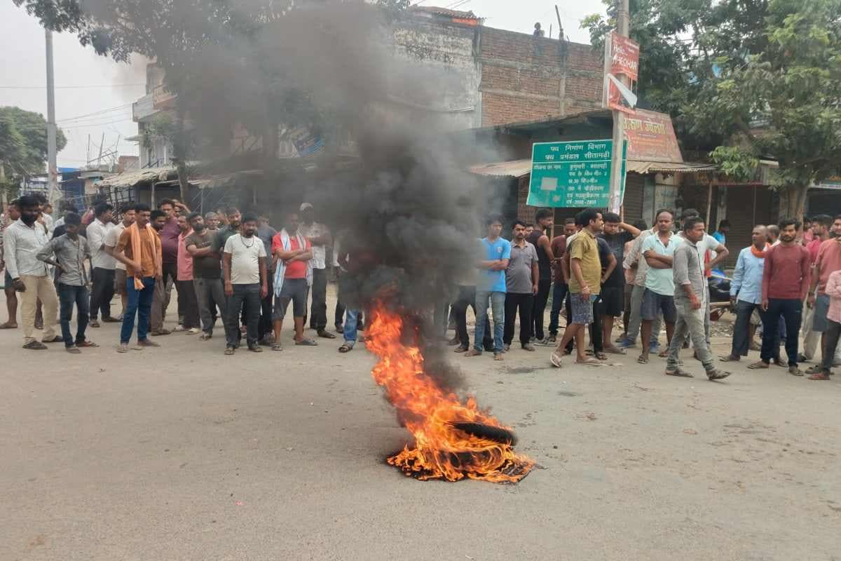 शिवहर: समोद साह हत्याकांड पर उबला जनाक्रोश, टायर जलाकर सड़क पर उतरे ग्रामीण