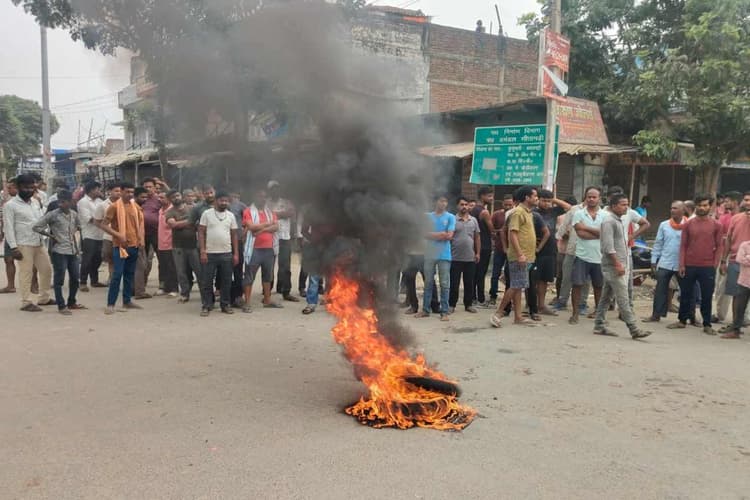 शिवहर: समोद साह हत्याकांड पर उबला जनाक्रोश, टायर जलाकर सड़क पर उतरे ग्रामीण