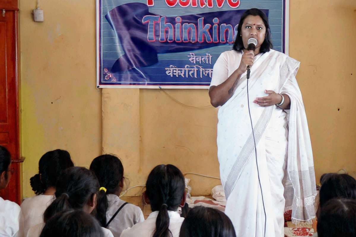 Sheohar: ब्रह्माकुमारी विश्वविद्यालय ने छात्राओं को सकारात्मक सोच का पढ़ाया पाठ, जागरूकता कार्यक्रम आयोजित