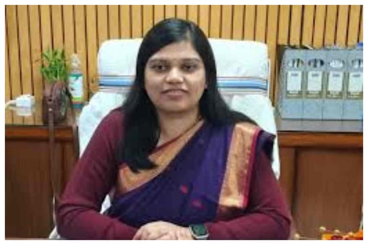 Sheohar News: उत्कृष्ट किसान पंजीकरण कार्य के लिए पंचायत सचिव सम्मानित, डीएम प्रतिभा रानी ने सौंपा प्रशस्ति-पत्र