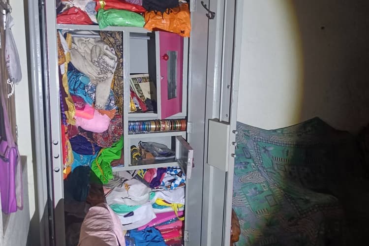 शिवहर: कोठिया गांव में देर रात तीन घरों से लाखों की चोरी, जांच में जुटी पुलिस