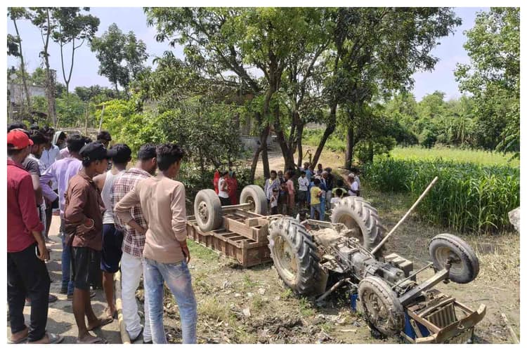 Sheohar News: बाइक बचाने के चक्कर में बॉर्डर पर हादसा, सेंट्रिंग ट्रैक्टर का ब्रेक फेल