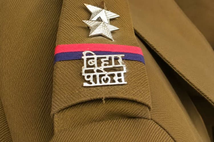 Sheohar: तरियानी पुलिस ने गुमशुदा बच्ची को खिलाया खाना, फिर परिजनों से मिलाया