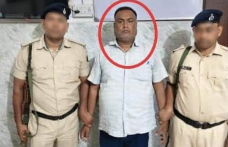 Sheohar News: निगरानी विभाग की बड़ी कार्रवाई, 8 हजार रुपये रिश्वत लेते कृषि कार्यालय का बड़ा बाबू गिरफ्तार