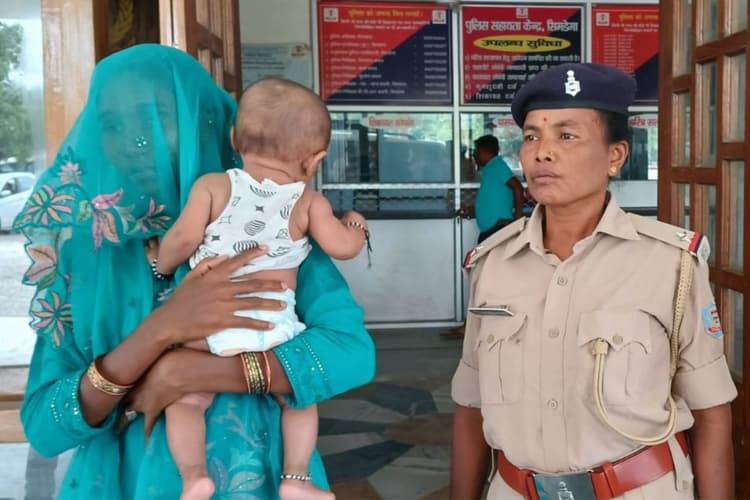 Simdega: 3 साल बाद मानव तस्करी की शिकार युवती बच्चे के साथ सुरक्षित बरामद
