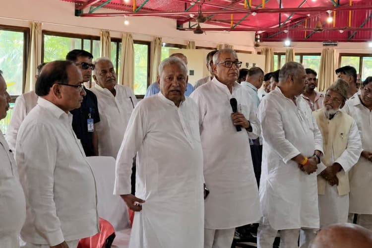 Sitamadhi News: सीतामढ़ी पहुंचे नीतीश कुमार, सांसद देवेश चंद्र ठाकुर के आवास पर जुटे दिग्गज, संगठन की मजबूती पर मंथन