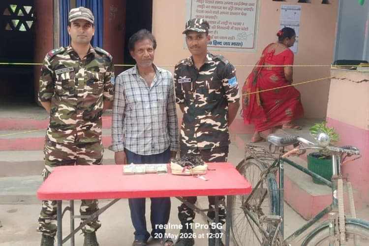 सीतामढ़ी: बॉर्डर पर हवाला कारोबारी गिरफ्तार,साइकिल की सीट के नीचे छिपाकर ले जा रहा था ढाई लाख नेपाली करेंसी