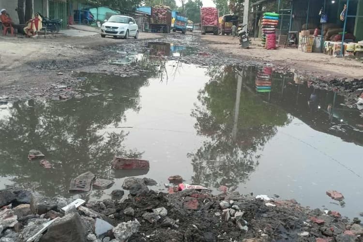 सीतामढ़ी: पुपरी में मुख्य सड़क से बाजार समिति मार्ग बदहाल, जलजमाव और गड्ढों से व्यापारी परेशान