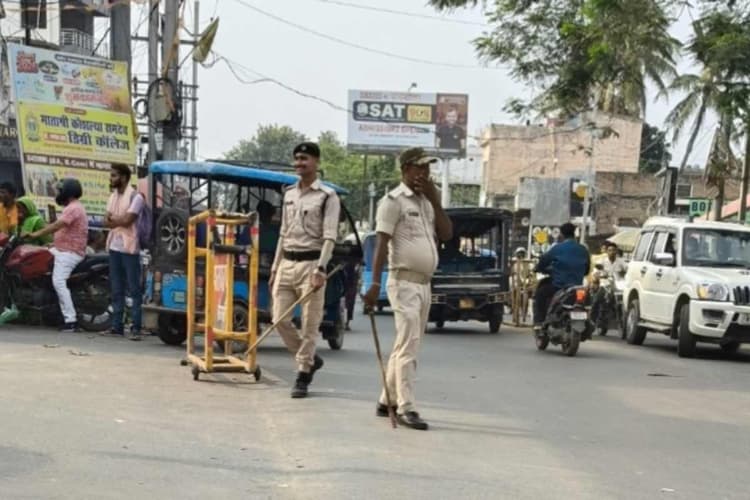 सीतामढ़ी: गर्मी से बेहाल ट्रैफिक पुलिस, अब तक नहीं बना शेड और गोलंबर