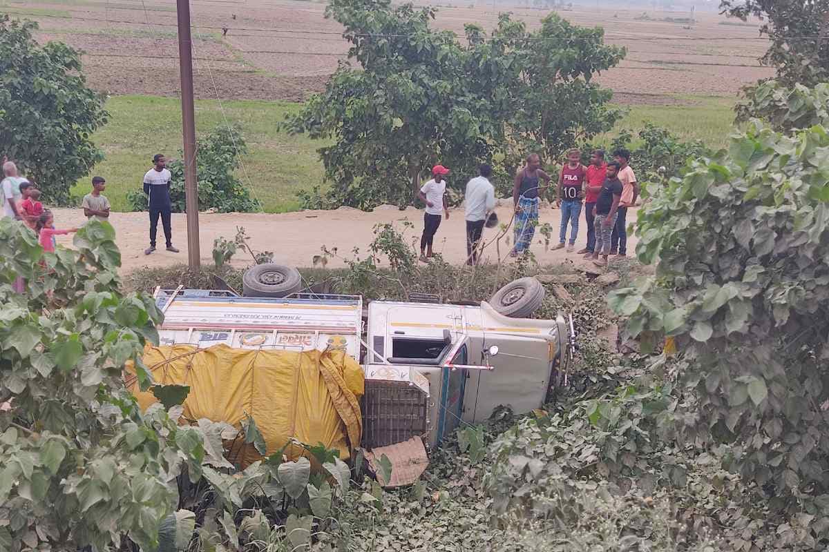 सीतामढ़ी: धान लदी पिकअप वैन सड़क से 15 फीट नीचे पलटी, मौके पर पहुंची पुलिस