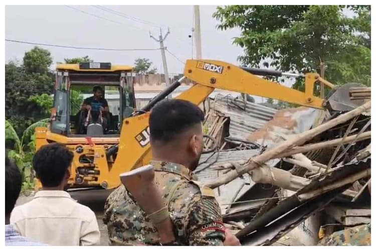Sitamarhi News: बैरगनिया में गरजा प्रशासन का बुलडोजर, वर्षों पुराना अवैध कब्जा महज़ मिनटों में ध्वस्त