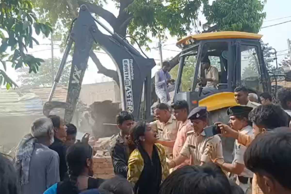 सीतामढ़ी: अवैध कब्जे पर चला बुलडोजर, कार्रवाई के दौरान भारी पुलिस बल की तैनाती