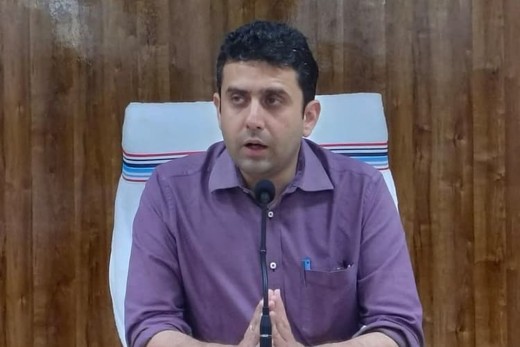 Sitamarhi: लापरवाह गैस एजेंसियों पर भड़के डीएम, बैकलॉग खत्म करने का निर्देश