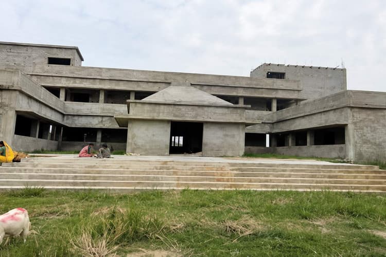 Sitamarhi: परिहार में शो-पीस बनकर रह गया पंचायत सरकार भवन, अधूरा पड़ा निर्माण