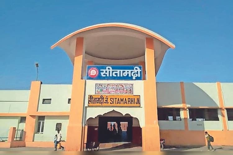 Sitamarhi: रेलवे कॉलोनी में रोज बह रहा हजारों लीटर पानी, अधिकारियों की चेतावनी का कोई असर नहीं