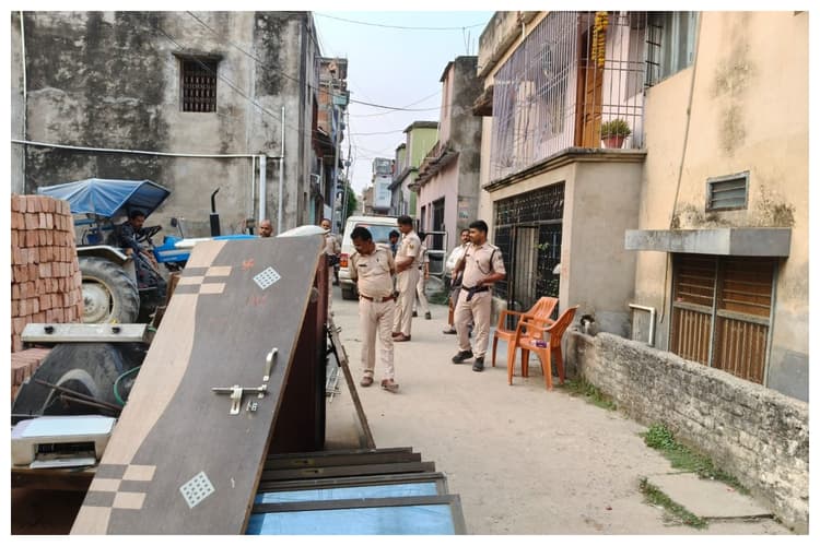 Sitamarhi News: न्यायालय के आदेश पर पुलिस की सख्त कार्रवाई, आरोपी के घर से जब्त किया सामान