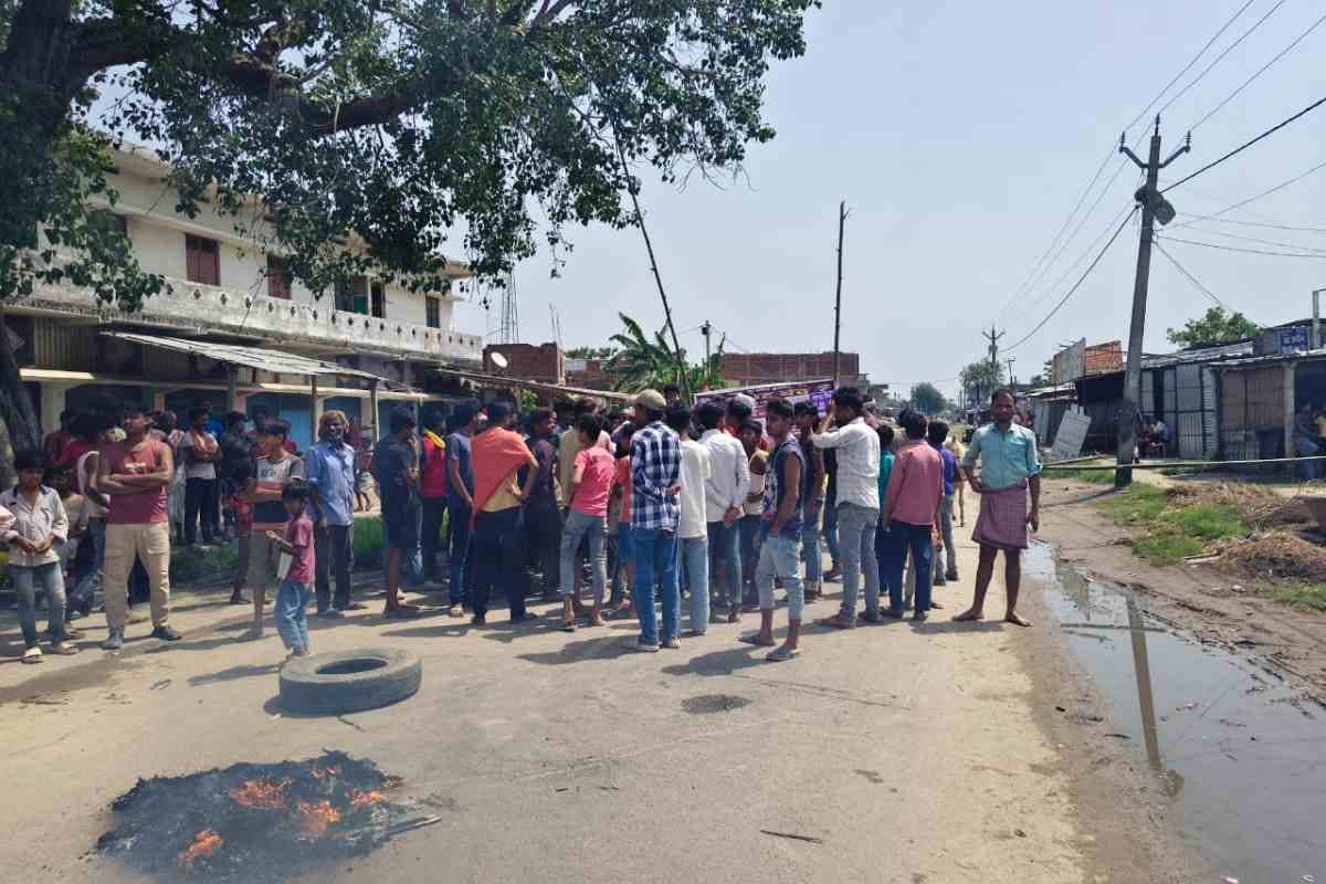 सीतामढ़ी: हत्या के दस दिन बाद भी कार्रवाई नहीं, सड़क पर उतरे नाराज ग्रामीण