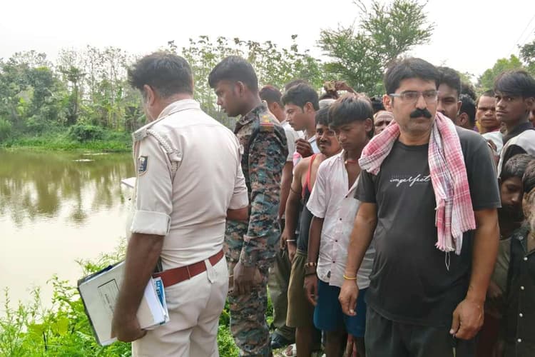 सीतामढ़ी: पोखर में तैरता मिला मां-बेटे का शव, हत्या या सुसाइड की गुत्थी में उलझी पुलिस