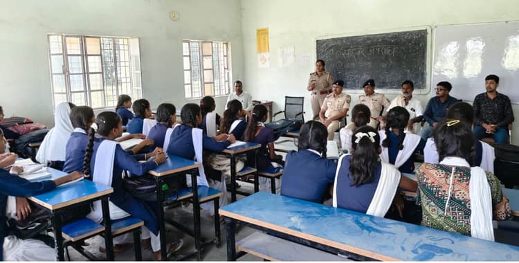 Sitamarhi News: मानिक चौक के किशोरी प्रोजेक्ट स्कूल में पुलिस का जागरूकता अभियान, छात्राओं को सिखाए सुरक्षा के मंत्र