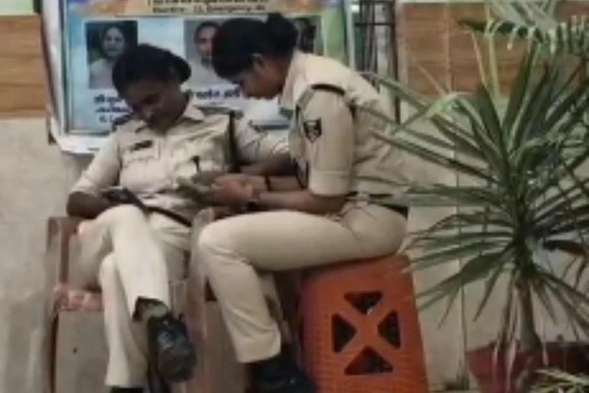 सीतामढ़ी:’मेरी मर्जी’ की तर्ज पर चल रही अस्पताल की सुरक्षा, ड्यूटी छोड़ मोबाइल में व्यस्त दिखीं महिला गार्ड