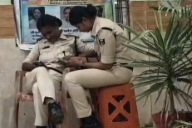 सीतामढ़ी:'मेरी मर्जी' की तर्ज पर चल रही अस्पताल की सुरक्षा, ड्यूटी छोड़ मोबाइल में व्यस्त दिखीं महिला गार्ड