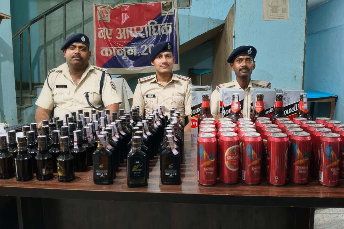 इंडो-नेपाल बॉर्डर से शराब तस्करी का भंडाफोड़, घर से कई बोतलें जब्त