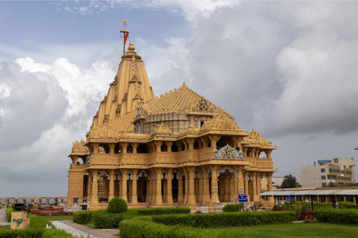 महमूद गजनवी से औरंगजेब तक, कई हमलों के बाद भी अमर रहा सोमनाथ मंदिर