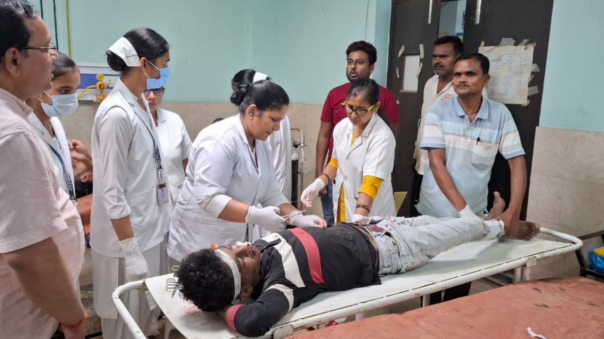 सुपौल में तेज रफ्तार बाइक नारियल के पेड़ से टकराई, दो युवक गंभीर हालत में रेफर
