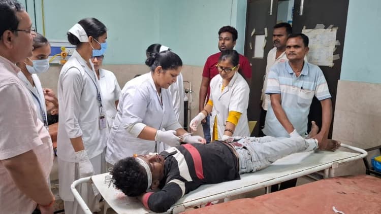 सुपौल में तेज रफ्तार बाइक नारियल के पेड़ से टकराई, दो युवक गंभीर हालत में रेफर