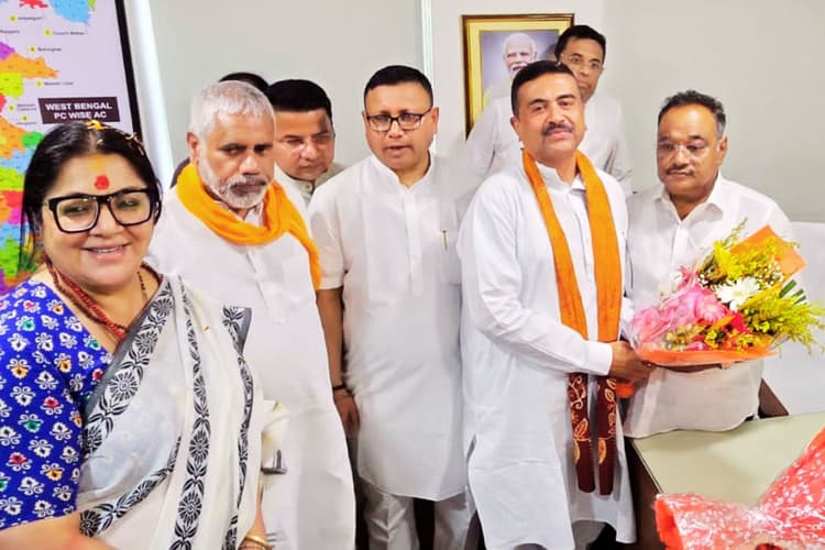 कोलकाता में 207 कमल फूल से हुआ शुभेंदु अधिकारी का महा-स्वागत, सीएम बोले- मोदी मंत्र पर चलेगी बंगाल सरकार