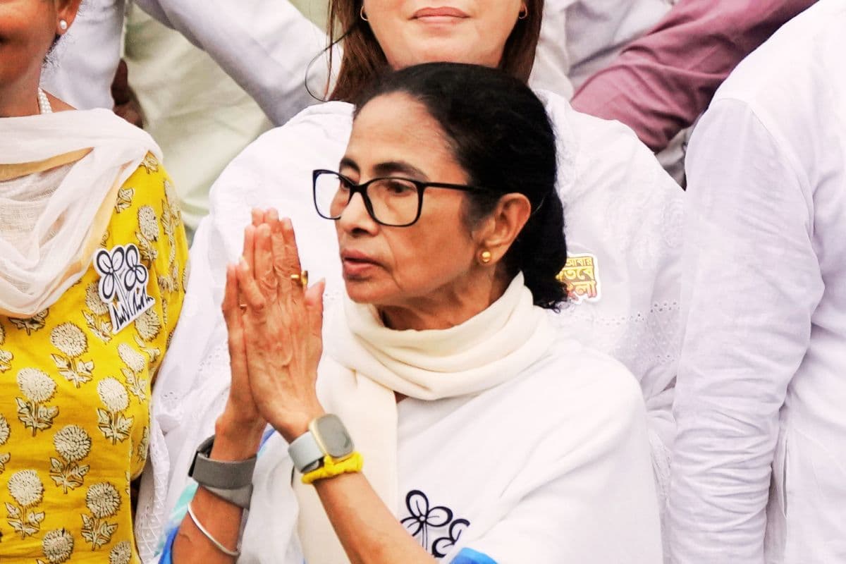TMC में गृहयुद्ध! नेताओं ने I-PAC को ठहराया जिम्मेदार, ममता बनर्जी को संकट की चेतावनी, क्या खतरे में है दीदी की कुर्सी?