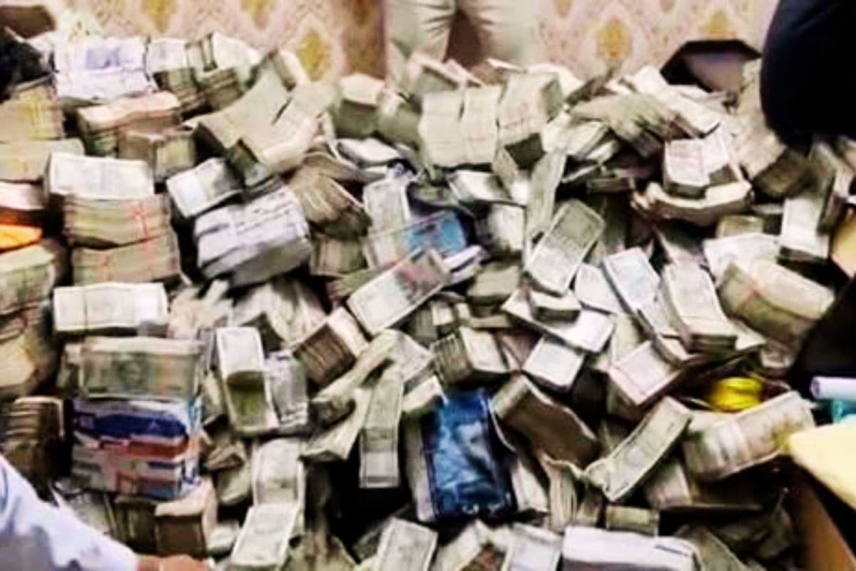 बंगाल में फिर मिला ‘नोटों का पहाड़’, टीएमसी चेयरमैन की गिरफ्तारी के बाद बोरियों में भरा कैश बरामद