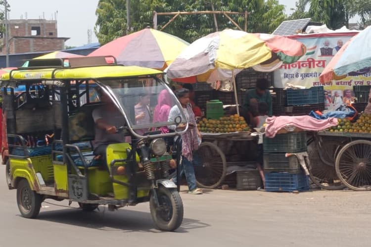 तारापुर थाना चौक पर अतिक्रमण से बढ़ी परेशानी, सड़क किनारे सज रही फल और सब्जी की दुकानें