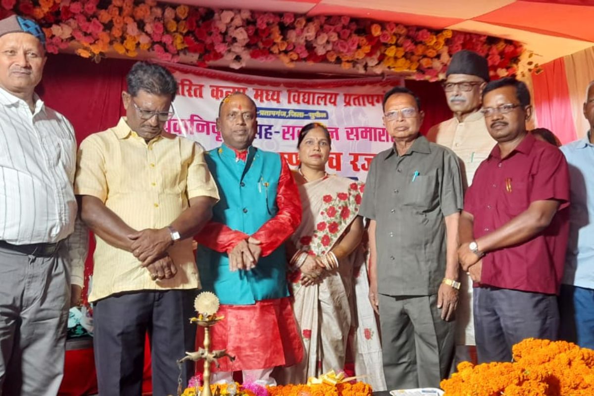 सुपौल में शिक्षक कृष्णदेव रजक को विदाई, बोले वक्ता- शिक्षक कभी रिटायर नहीं होते