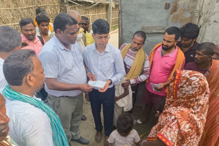 सड़क हादसे के पीड़ित परिवार को मिला मुआवजा, बीडीओ-सीओ ने सौंपा 4 लाख का चेक