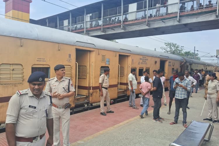 पटना के दानापुर स्टेशन पर मची अफरातफरी, डाउन पुणे एक्सप्रेस में यात्री का शव मिलने से सनसनी