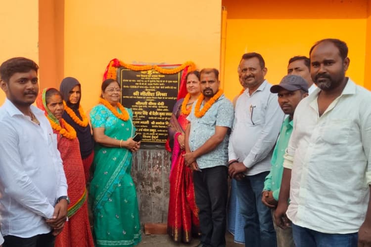 फारबिसगंज के वार्ड 8 में पीसीसी सड़क निर्माण का शिलान्यास; मुख्य पार्षद वीणा देवी ने काटा फीता, ₹11 लाख की आएगी लागत