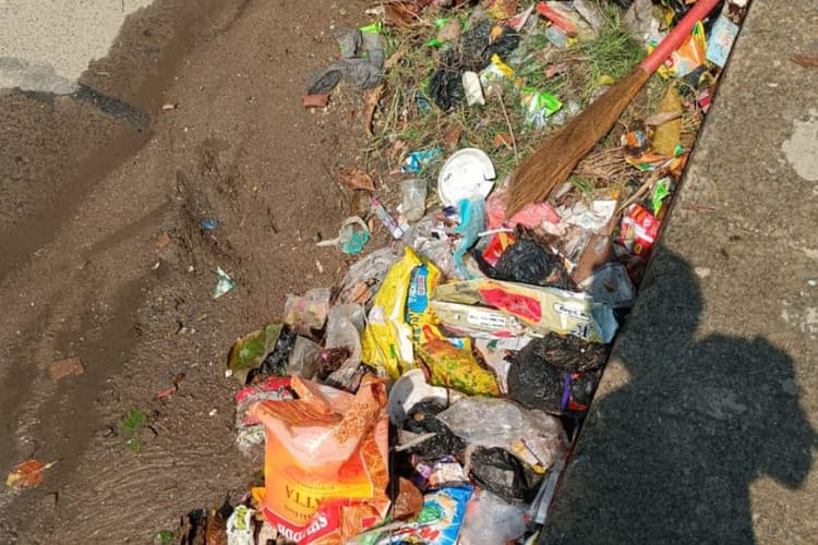 कोढ़ा नगर पंचायत के वार्ड-2 में फूटा जनता का आक्रोश, 12 दिनों से नहीं उठा कचरा; गेड़ाबाड़ी बाजार बना 'डंपिंग यार्ड'