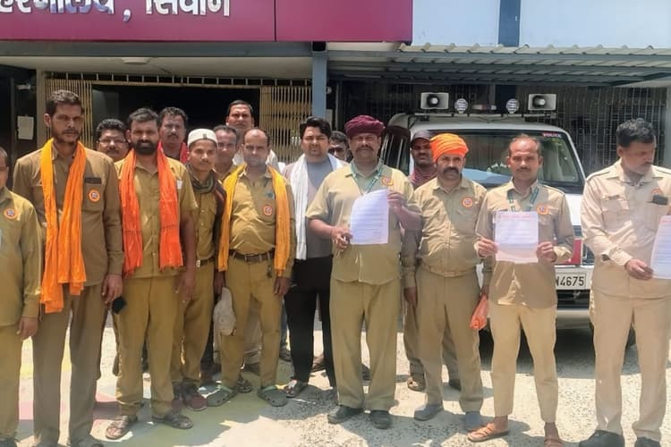 अवैध वसूली पर फूटा ड्राइवरों का गुस्सा, समाहरणालय पहुंचकर सौंपा पत्रक