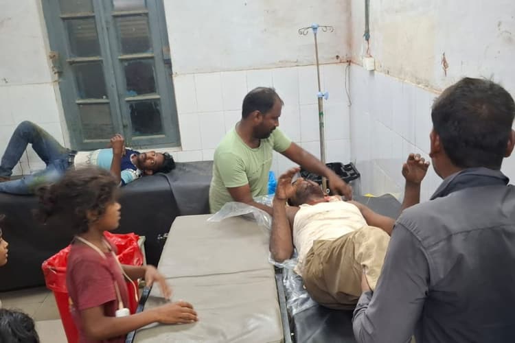 पूर्णिया के बरसोनी में तेज रफ्तार ऑटो पलटी: हादसे में चालक सहित तीन लोग गंभीर रूप से घायल, GMCH में इलाज जारी